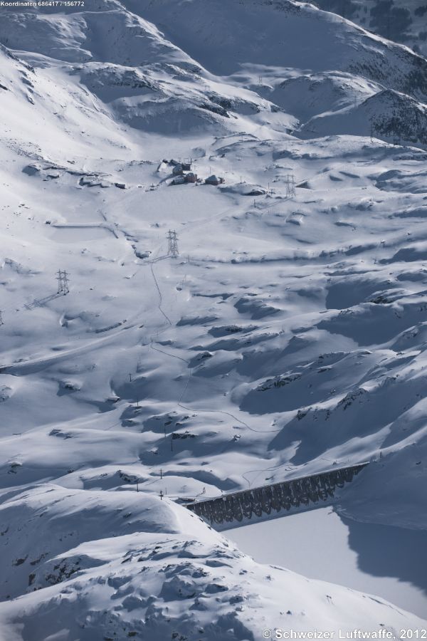 Lago di Lucendro, Position 2'685'186.30, 1'157'585.92, im Vordergrund. Bildmitte: Ospizio San Gottardo mit Lago della Piazza. Gegen die obere rechte Bildecke geht's zur Tremola.